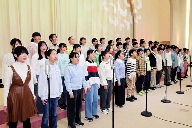結成60周年を迎える中等部を代表し、富士中学生合唱団が未来部愛唱歌「勇気の一歩」を合唱。“池田先生と同じ心で、皆に勇気と希望を送りたい”との思いを込めて（東京戸田記念講堂で）