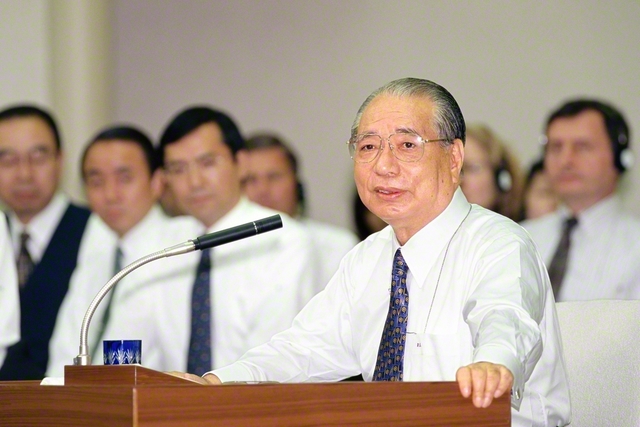 1997年1月、東京戸田記念講堂で行われた第1回全国男女記念幹部会で、後継の青年にエールを送る池田先生