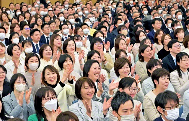 新出発の喜びに沸く女性部。強き祈りと歓喜の対話で、花のスクラムを広げゆく（同）
