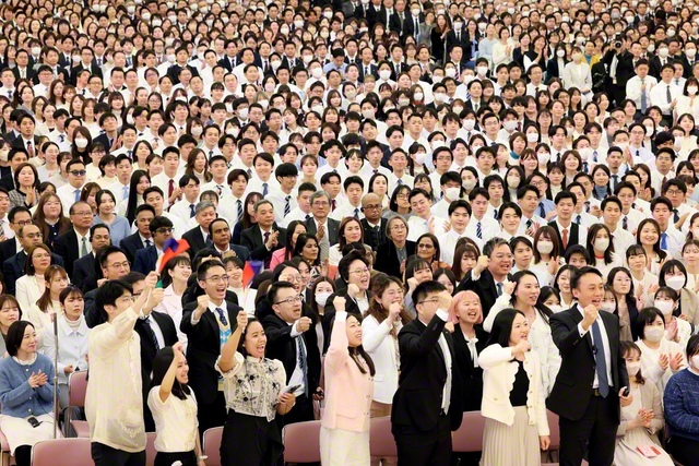 世界広布の新たな飛翔を！　SGIメンバーが対話と人材の拡大の決意に燃えて（東京戸田記念講堂で）