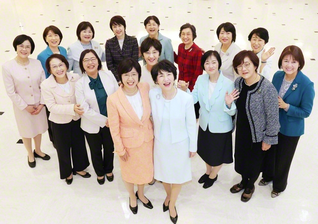 那須女性部長（手前右）、山岡書記長（同左）を中心に、全国の方面女性部長が心一つに出発！（創価世界女性会館で）。ヤング白ゆり世代と池田華陽会を先頭に、師弟の誓願と異体同心の団結で生命尊厳と平和の世紀を開く
