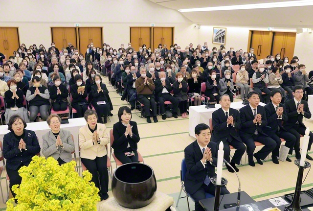 妙法の絆は三世永遠――兵庫池田文化会館での法要では、犠牲となった全ての方々の冥福を深く祈念した