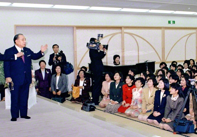 1990年1月28日、東京・小金井圏青年会議に池田先生が出席（小金井文化会館で）。35年の節目を刻んだ今、当時の会合に参加した青年部員は広布の中核に