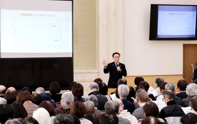健康セミナーで鳥取大学名誉教授の中村廣繁氏が登壇。がん診療と健康寿命を巡って講演した（米子文化会館で）