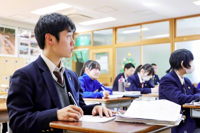 数学の授業に集中する3年生。ある生徒は「自分に合った学び方で、勉強が楽しくなった」と