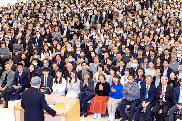 東京社会部の記念大会。音楽隊「創価本陣湧躍太鼓団」が勇壮な演奏を披露した（東京戸田記念講堂で）