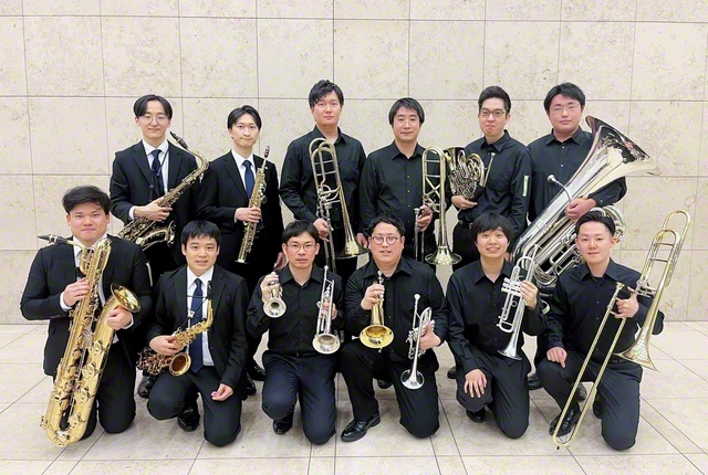 音楽隊・グロリア吹奏楽団（サクソフォーン四重奏、金管八重奏）の友が記念のカメラに