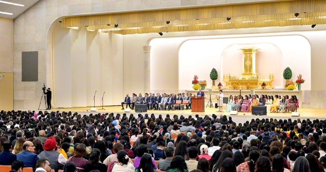 池田先生の訪印64周年を記念して開催された「先駆の集い」。全同志が地涌の使命のままに、師弟誓願の人生を歩む決意を新たにした（創価菩提樹園の池田講堂で）
