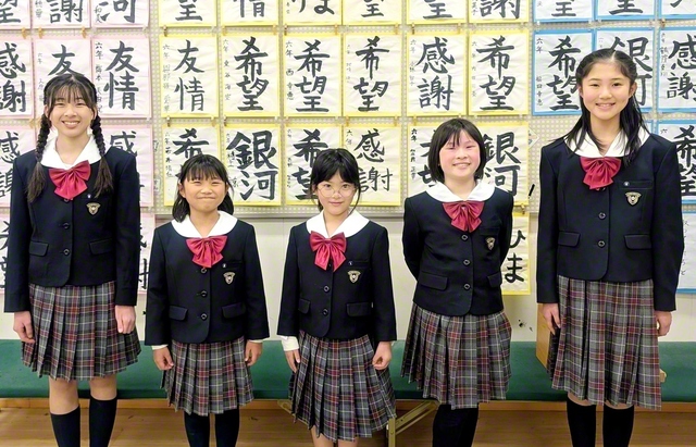 「書きぞめ」展で個人賞に選ばれた関西小の児童