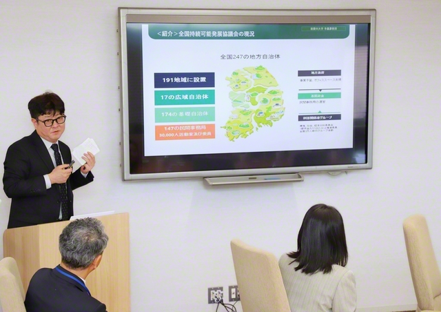 韓国・新慶州大学の李教授（左端）が、SDGsの研究や展望について述べた（創価大学中央教育棟で）