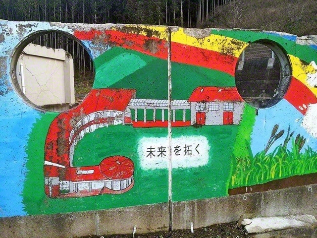 津波に壊されなかった校庭の壁画。「未来を拓く」の文字