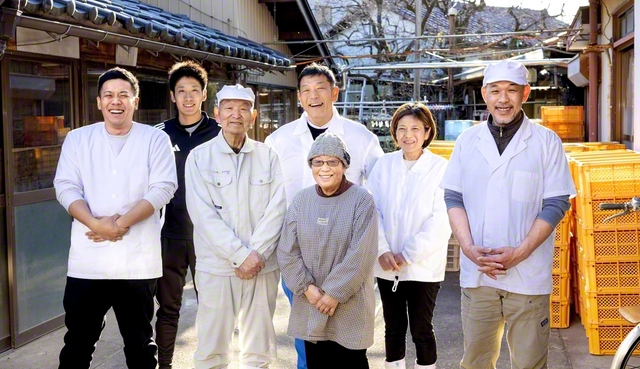 折原さん一家（左から孫の良さん、良さんの弟・凛人さん、定夫さんと妻の幸代さん、長男・憲司さんと長男の妻・道代さん、次男・明さん）