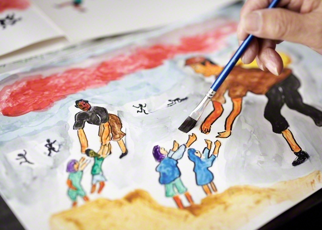 髙木さんが描いた、空襲の火の手から逃げる人々の様子
