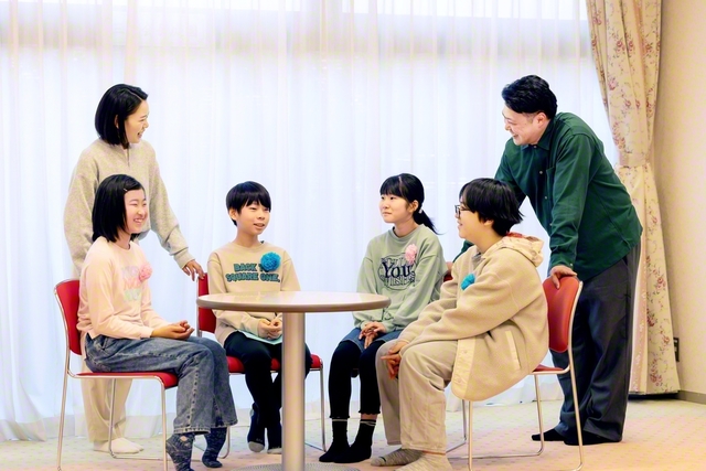 鎌田総区未来部長（右端）、土井同女子未来部長（左端）が合唱団の卒団メンバーと、にこやかに懇談（同）