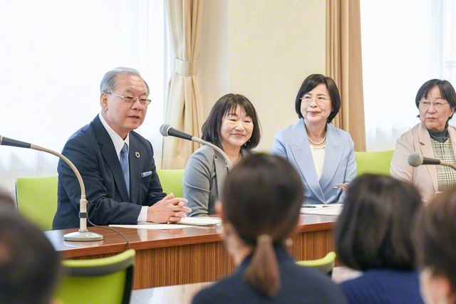 交流座談会の感想と感謝を述べる渡邊学長