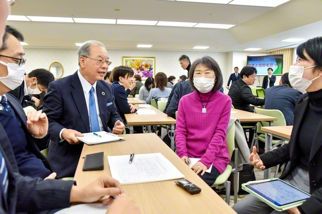 作新学院大学の渡邊弘学長（手前右から3人目）が、兵庫10総県の教育本部の代表と語らう（9日、兵庫池田文化会館で）