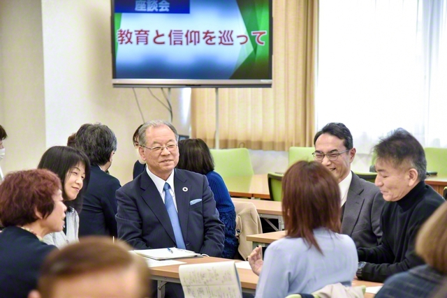 渡邊弘学長（中央）も、各グループの座談の輪の中へ（9日）