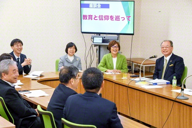 兵庫の友が語った「教育実践」「信仰の力」に対して渡邊学長（右端）が所感を寄せる（8日、兵庫池田文化会館で）