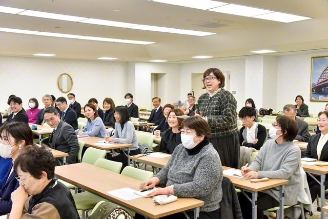 9日に行われた兵庫10総県の代表との座談会では、「保育・幼児教育」「小学校」「中学校」「高校」「特別支援」「社会教育」の職種別に懇談。各グループから一人ずつ、語らいの概要を報告した。教育現場の“あるある話”に笑いあり、苦闘を乗り越えて子どもと心がつながったドラマに涙あり