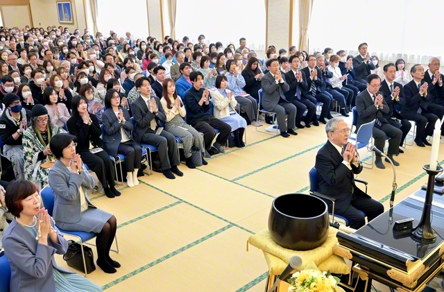 春季彼岸法要の意義を込めて、原田会長を導師に、東京・調布総区の友が追善の勤行・唱題を行う（調布平和会館で）