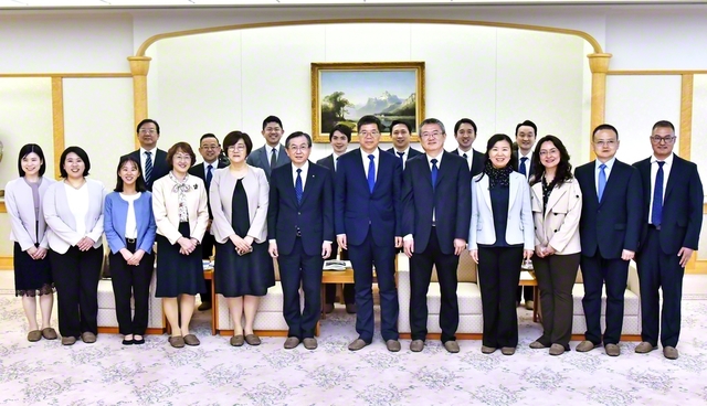 孫常務副市長（前列右から6人目）ら一行が、平井九州長、川上同女性部長らと記念のカメラに（九州文化会館で）