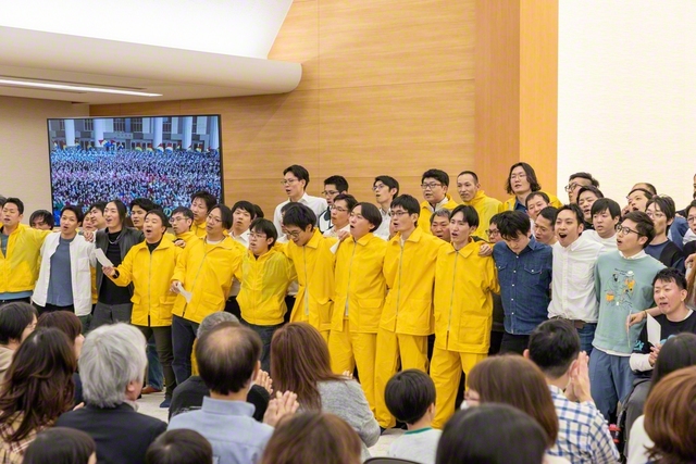 最後は皆で肩を組み大合唱