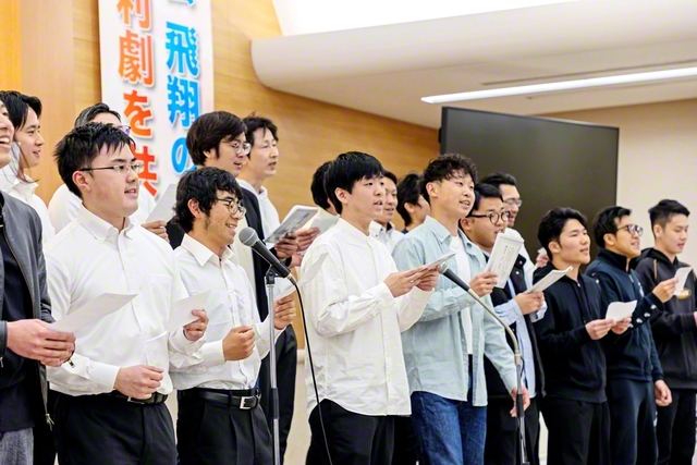 大学校生の合同チームが合唱を披露