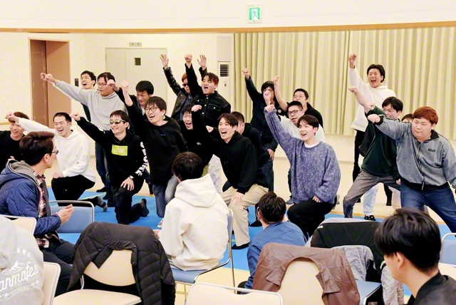 ダンスチーム「ユース・ブレイブ・ブラザーズ（YBB）」が会合内でダンスを披露