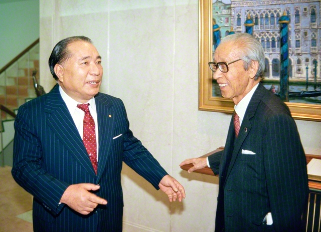 生涯で30回以上の語らいを重ねた池田先生とパナソニックの創業者・松下幸之助氏。両者の対談集である『人生問答』は、本年発刊50周年を迎える（1983年11月、東京・信濃町で）
