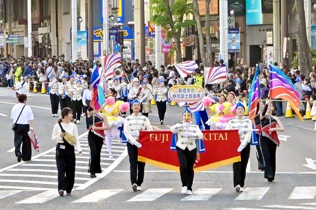 静岡富士鼓笛隊は3日、「浜松まつり　吹奏楽パレード」に出場。「笑顔いっぱいのパレードに勇気をもらいました」との声があるなど、多くの人を魅了した（浜松市内で）