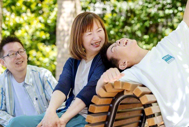 「あそびたーい！」。伸び伸びと育つ高橋秀一君㊨が、母・伸子さん㊥と父・一生さんの元気の源