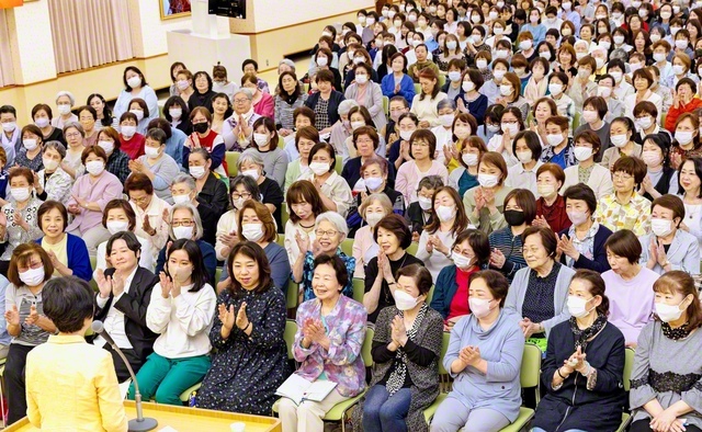 友好の花を咲かせゆく荒川総区女性部の大会（12日、荒川文化会館で）