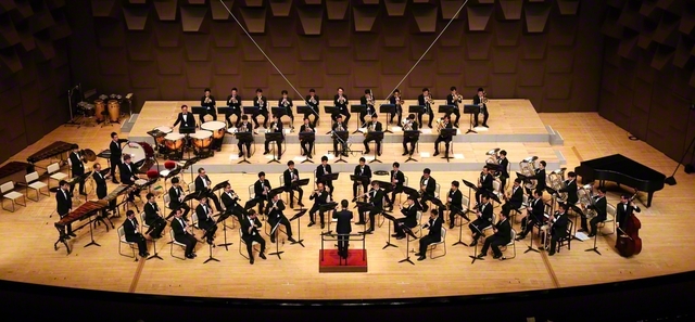 音楽隊・関西吹奏楽団は、第8回「大阪府職場・一般吹奏楽フェスティバル」に出演。伊勢敏之氏の指揮で行進曲「博奕岬の光」（酒井格作曲）など3曲を披露した（大阪市のフェスティバルホールで）