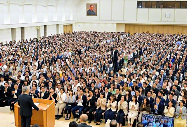 広布勝利の誓いに燃え立つ総東京凱歌飛翔大会。音楽隊「創価本陣湧躍太鼓団」が力強い演奏を披露し、最後に全員で東京の歌「ああ感激の同志あり」を合唱した（東京戸田記念講堂で）