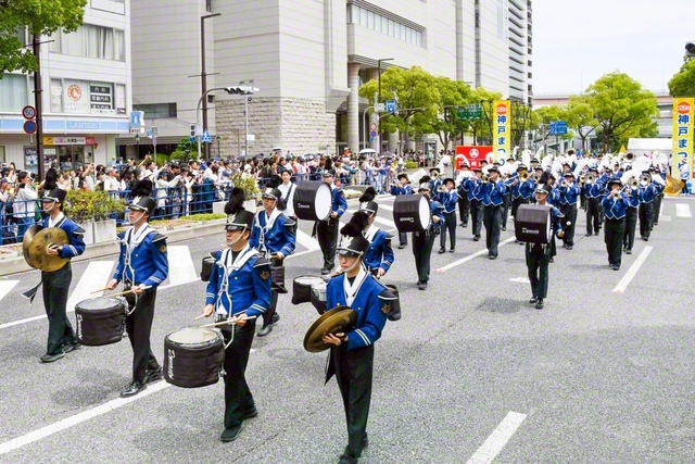 関西の歌「常勝の空」などを高らかに演奏した兵庫音楽隊(神戸市内で)