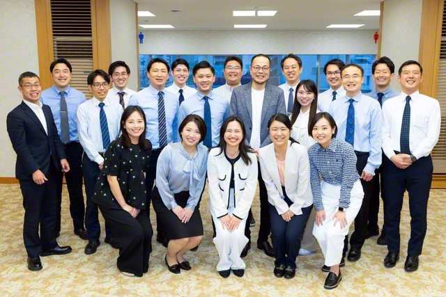 勉強会に参加した学会の青年世代らと井手教授が、記念のカメラに納まった（4月25日、世界聖教会館で）