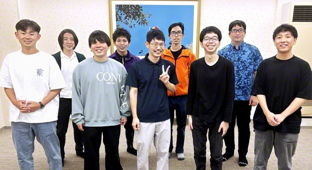 垣根のない人のつながりをつくりながら、仲良く広布に励む沖縄男子部のメンバーたち（沖縄創価県）