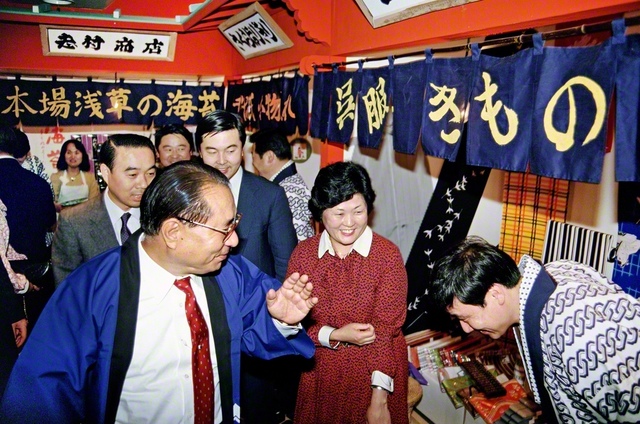 台東区代表者会の終了後、池田先生が会場内に設けられた手づくりの“下町コーナー”へ。「いらっしゃいませ！」と喜びに満ちた友の声が響く。先生は一人一人に感謝とねぎらいの言葉をかけて回った（1984年12月15日、同区内で）