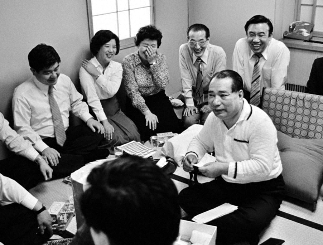 1980年5月23日、池田先生が台東文化会館を訪れ、広田さん（左から2人目）ら友と懇談を。笑顔の輪が広がった