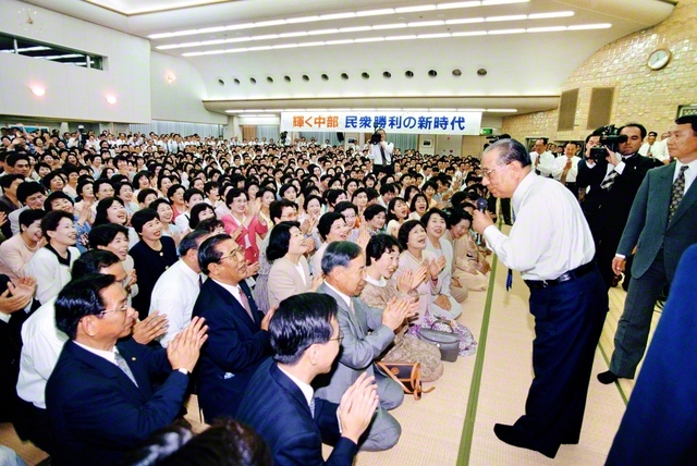 1995年5月17日に行われた本部幹部会は、中部訪問100回目を飾る中部総会となった。スピーチの後も、「幸福になるのは間違いないよ。みんな、ありがとう」と参加者に語る池田先生（中部文化会館〈当時〉で）