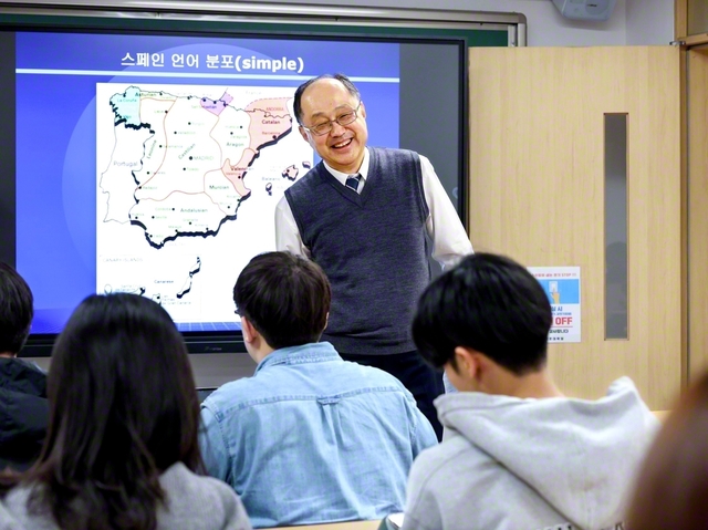 学生の会話練習をそばで見守りながら崔さんは、「いい発音ですね」という声かけも。褒められた学生はうれしそう