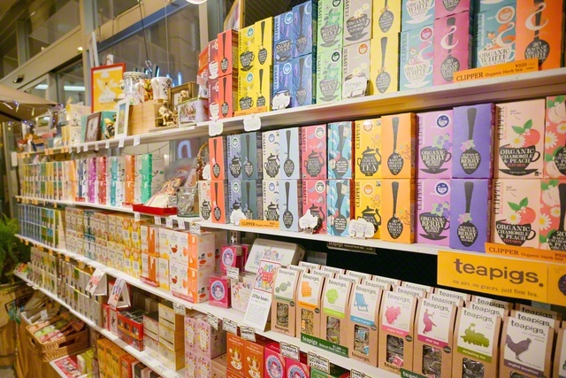 公平・公正な貿易で仕入れた紅茶などのフェアトレード商品を販売する輸入食料品店
