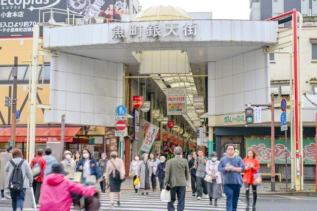 福岡県北九州市の魚町商店街。江戸時代に魚河岸があり、鮮魚店が多かったことが名前の由来になっている