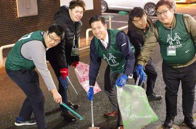 NPO法人「グリーンバード」と連携して開催した清掃活動は、地域の学生が中心になって取り組んだ