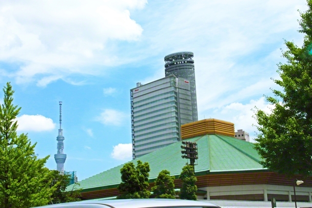 総東京創価青年大会を目前に控えた2014年7月12日、池田先生が会場の両国国技館を車で視察。東京スカイツリーと共に撮影した一枚