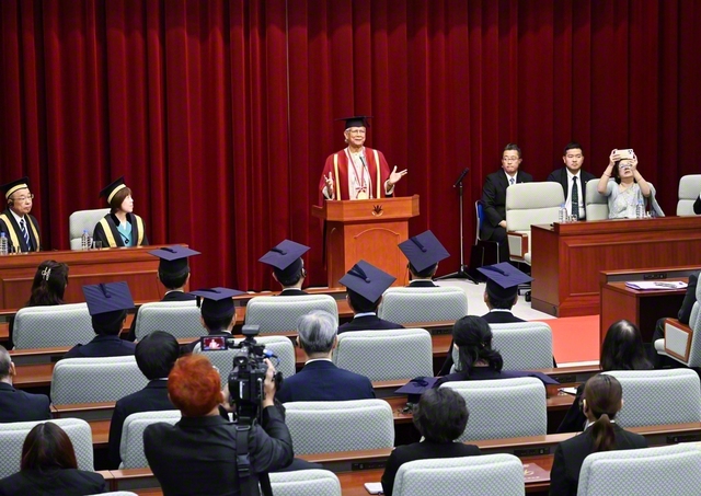 創価大学名誉博士号授与式でユヌス氏が記念講演。創大で学ぶバングラデシュの留学生らも氏を歓迎した（創大本部棟の国際会議場で）