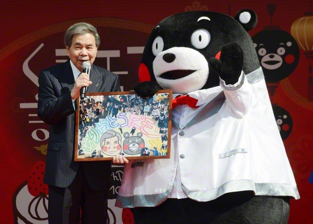 熊本県知事時代の蒲島さん㊧と県PRマスコットキャラクターの「くまモン」（2024年3月、熊本市中央区で＝時事）
