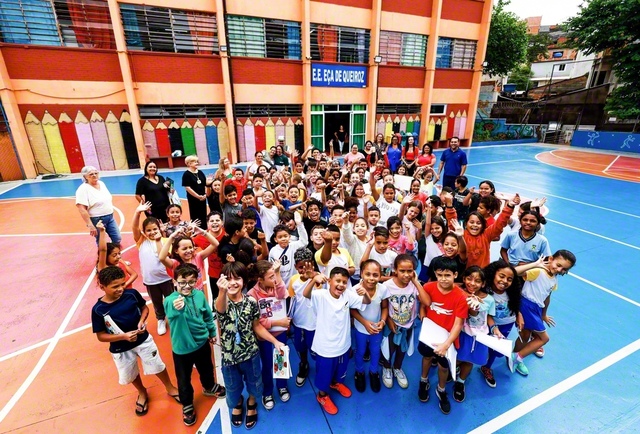 エサ・デ・ケイロス校に通う小学4、5年生の子どもたちが元気いっぱいに。同校はブラジルの教育制度における「前期初等教育（日本の小学1年生から5年生に相当）」を担っている