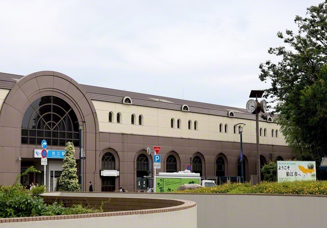 アーチ状の駅舎が印象的な、東京・狛江市にある小田急電鉄の狛江駅。狛江栄光区の友は「きょうも地域に友情の架け橋を」と対話に走り抜く