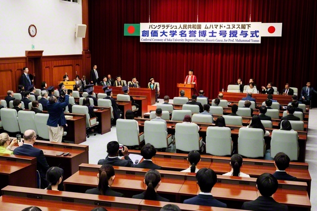 ムハマド・ユヌス氏が記念講演を行った創価大学名誉博士号授与式には、同大学で学ぶバングラデシュの留学生らも参加した（創大本部棟の国際会議場で）